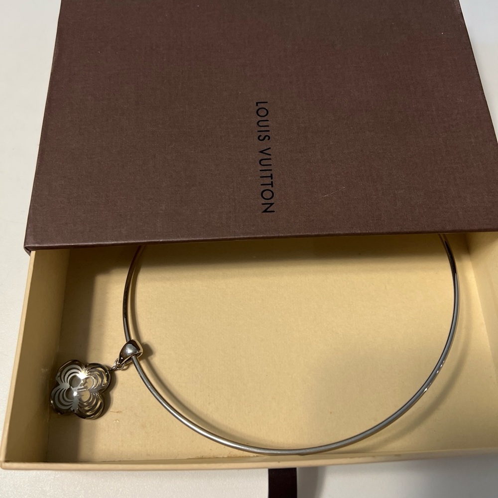 Louis Vuitton Silver necklace with Floral Charm